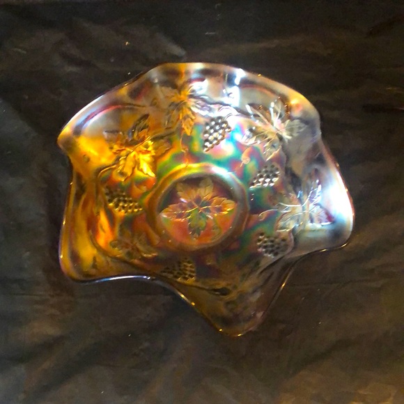 Carnival glass: outstanding grape & vine motif in mint condition; scalloped - Picture 5 of 10